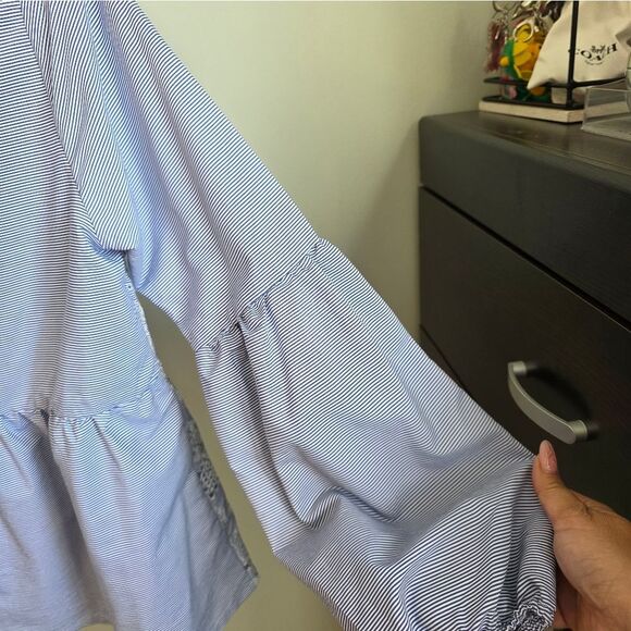 💫2 For $30💫 Bundle Corresponding Items For Deal!!! Blue and White Lace Blouse - Picture 6 of 6